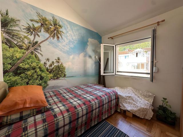 Prodaja dvosobnog stana 54 m² sa panoramskim pogledom na more i parking mestom – Budva, Lazi