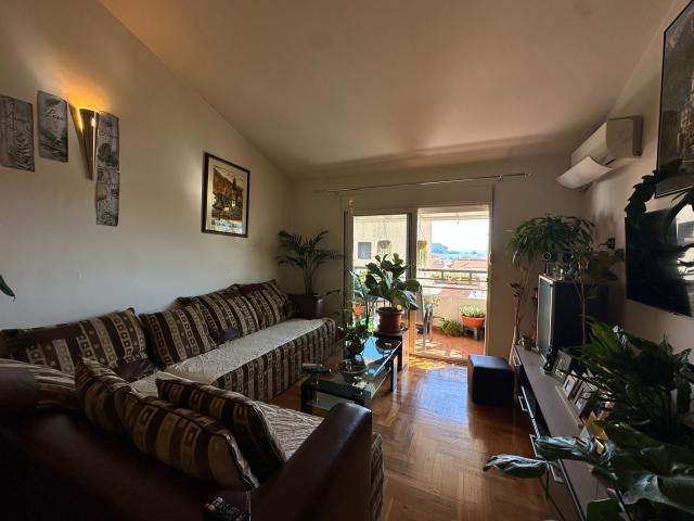 Prodaja dvosobnog stana 54 m² sa panoramskim pogledom na more i parking mestom – Budva, Lazi