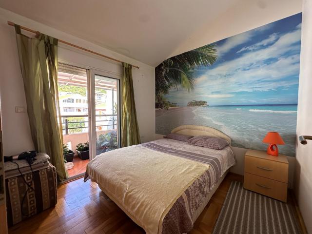 Prodaja dvosobnog stana 54 m² sa panoramskim pogledom na more i parking mestom – Budva, Lazi