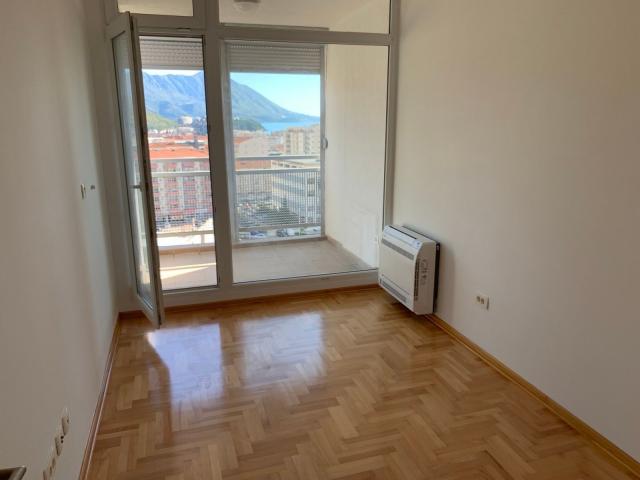 Na prodaju dvosoban stan 56 m² sa pogledom na more – Budva, Dubovica