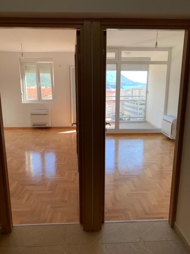 Na prodaju dvosoban stan 56 m² sa pogledom na more – Budva, Dubovica