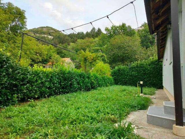 Prodaja kuće 75 m² sa potkrovljem, garažom i placem 280 m² – Cetinje