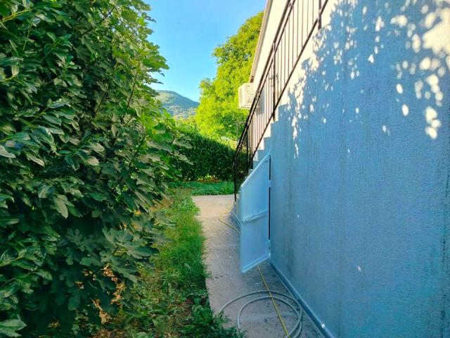 Prodaja kuće 75 m² sa potkrovljem, garažom i placem 280 m² – Cetinje