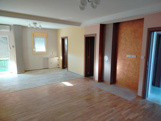 Prodaja kuće 75 m² sa potkrovljem, garažom i placem 280 m² – Cetinje
