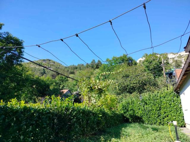 Prodaja kuće 75 m² sa potkrovljem, garažom i placem 280 m² – Cetinje