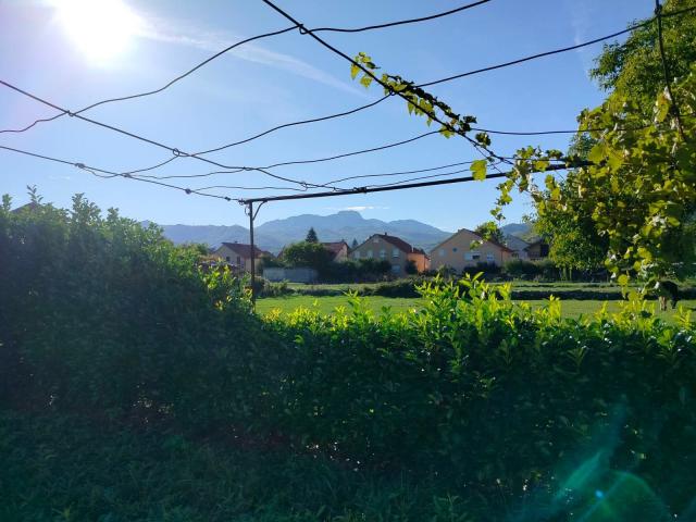 Prodaja kuće 75 m² sa potkrovljem, garažom i placem 280 m² – Cetinje