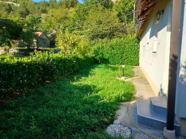 Prodaja kuće 75 m² sa potkrovljem, garažom i placem 280 m² – Cetinje