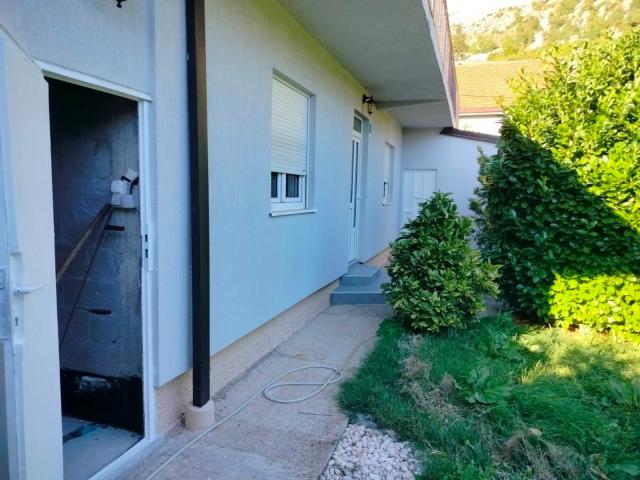 Prodaja kuće 75 m² sa potkrovljem, garažom i placem 280 m² – Cetinje