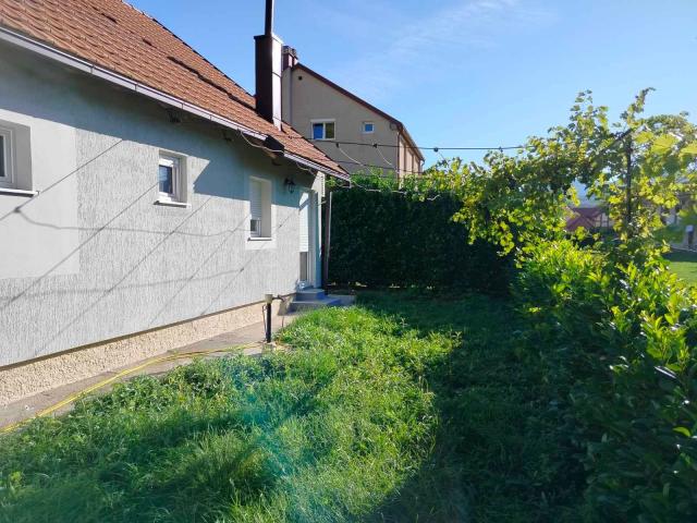 Prodaja kuće 75 m² sa potkrovljem, garažom i placem 280 m² – Cetinje