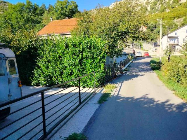 Prodaja kuće 75 m² sa potkrovljem, garažom i placem 280 m² – Cetinje