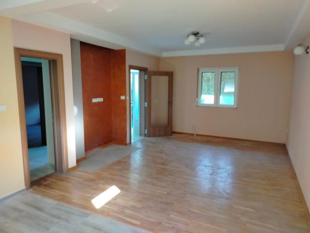 Prodaja kuće 75 m² sa potkrovljem, garažom i placem 280 m² – Cetinje
