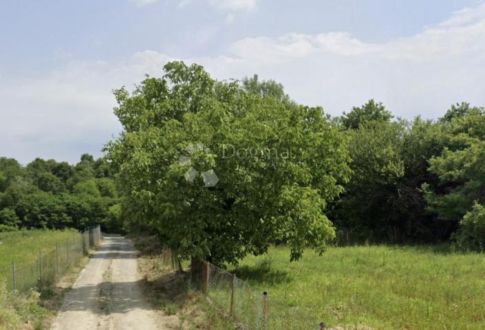 Brežuljkasto zemljište 1.436 m² kod Širinca i Križa
