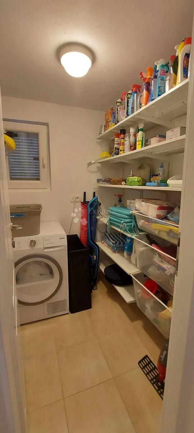 Mediteranska kuća u nizu sa pogledom na more! Barbat