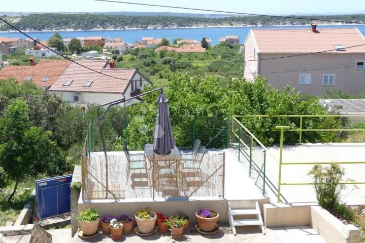 Mediteranska kuća u nizu sa pogledom na more! Barbat