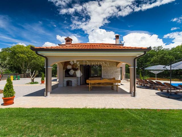 HOUSE NEAR ROVINJ WITH LARGE GARDEN