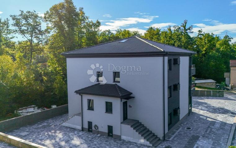 Izuzetno kvalitetna novogradnja u blizini centra Matulja