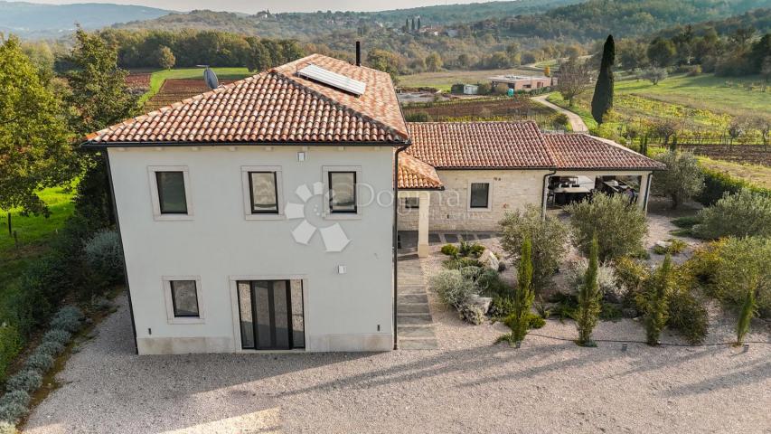 MOTOVUN - Dizajnerska vila sa teniskim terenom i pogledom na Motovun
