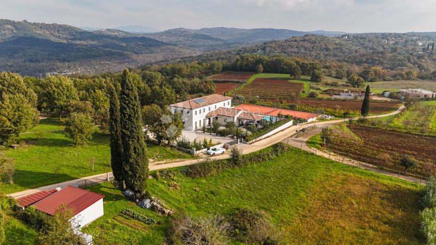 MOTOVUN - Dizajnerska vila sa teniskim terenom i pogledom na Motovun
