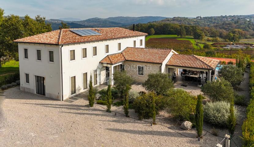 MOTOVUN - Dizajnerska vila sa teniskim terenom i pogledom na Motovun