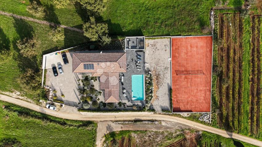 MOTOVUN - Dizajnerska vila sa teniskim terenom i pogledom na Motovun