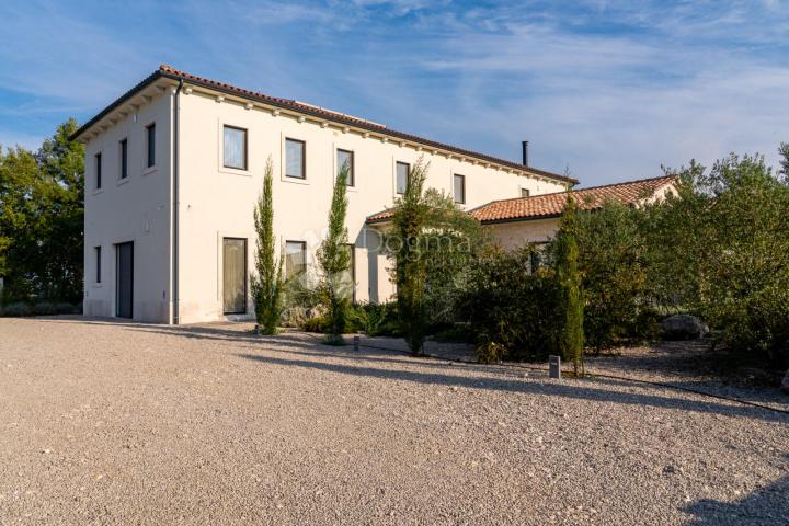MOTOVUN - Dizajnerska vila sa teniskim terenom i pogledom na Motovun