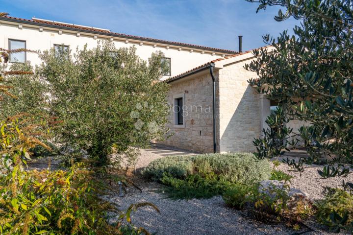 MOTOVUN - Dizajnerska vila sa teniskim terenom i pogledom na Motovun