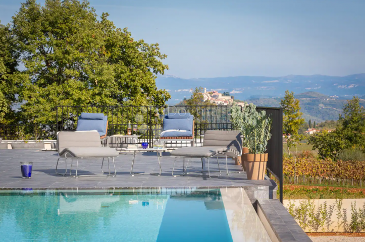 MOTOVUN - Dizajnerska vila sa teniskim terenom i pogledom na Motovun