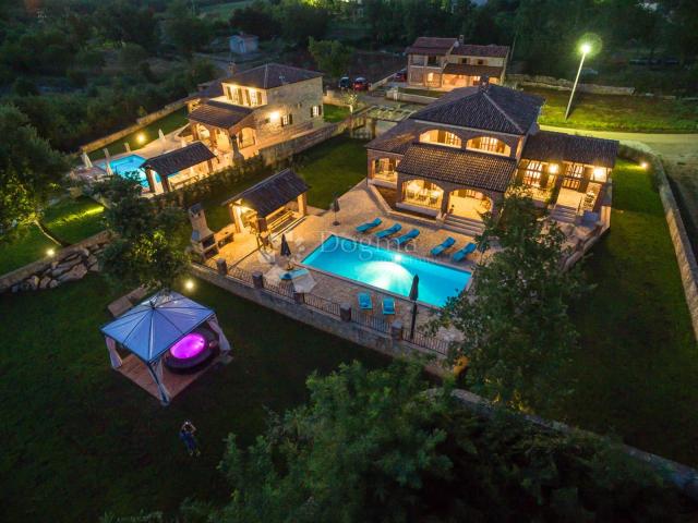 VIŠNJAN - Kamena vila sa prostranom okućnicom
