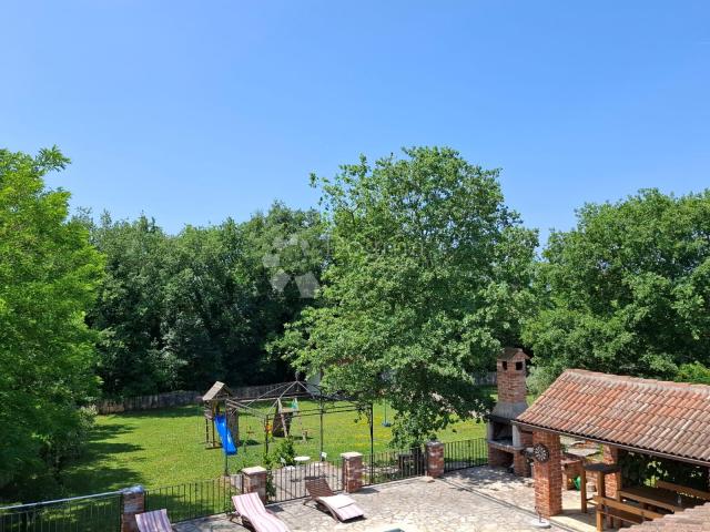 VIŠNJAN - Kamena vila sa prostranom okućnicom