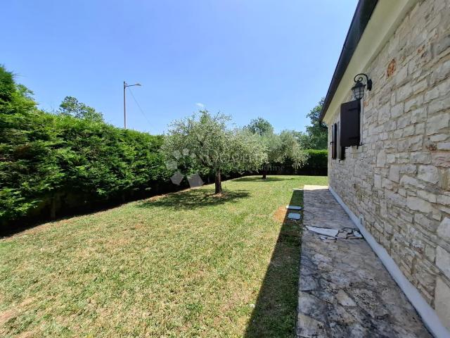VIŠNJAN - Kamena vila sa prostranom okućnicom