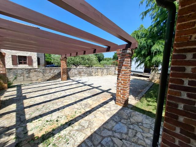 VIŠNJAN - Kamena vila sa prostranom okućnicom