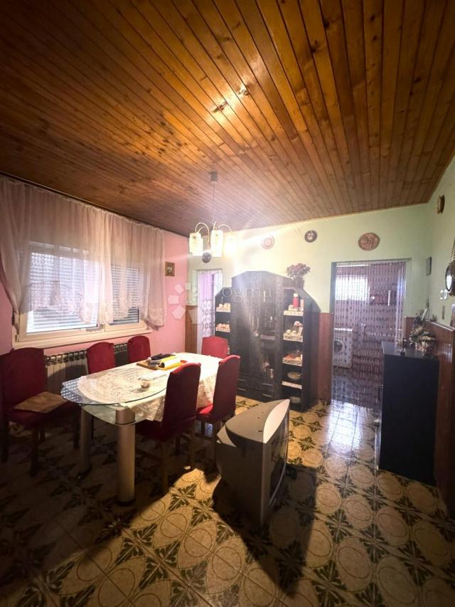 Prostrana kuća s velikom okućnicom u Maglenči