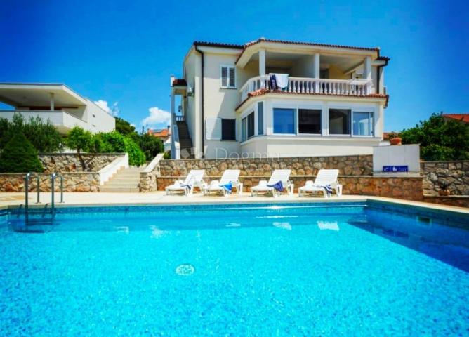 TRIBUNJ - iznimna apartmanska kuća s predivnim vrtom i bazenom