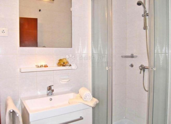 TRIBUNJ - iznimna apartmanska kuća s predivnim vrtom i bazenom