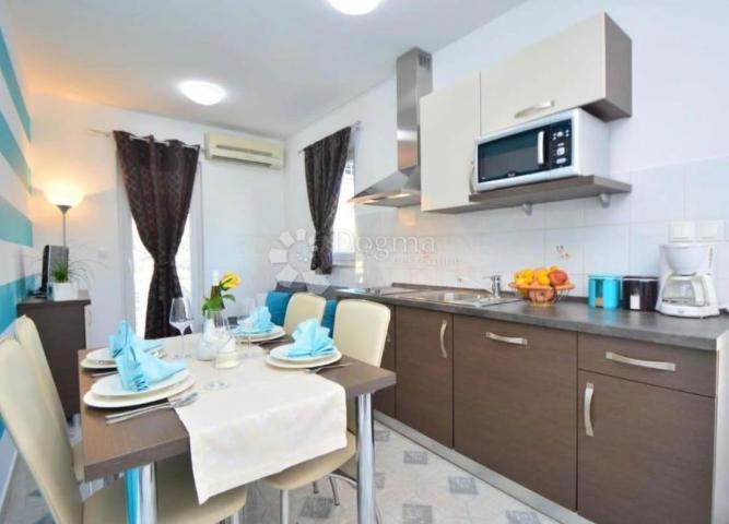 TRIBUNJ - iznimna apartmanska kuća s predivnim vrtom i bazenom