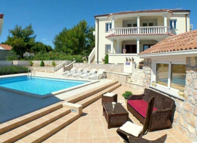 TRIBUNJ - iznimna apartmanska kuća s predivnim vrtom i bazenom