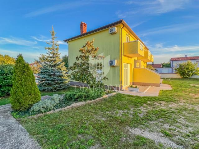 Umag okolica, poslovni objekt i apartmanska kuća idealni za investiciju