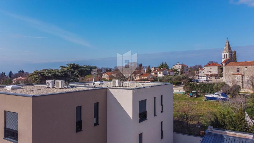 Poreč, okolica, luksuzni dvoetažni stan sa bazenom!