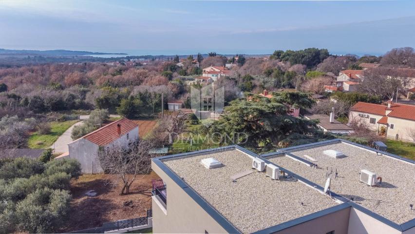 Poreč, okolica, luksuzni dvoetažni stan sa bazenom!