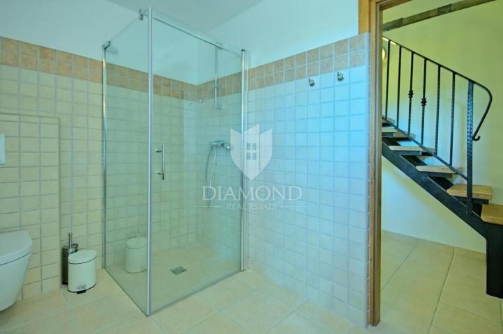 Oprtalj okolica, villa sa bazenom na mirnoj lokaciji 