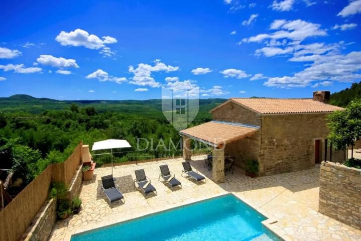 Oprtalj okolica, villa sa bazenom na mirnoj lokaciji 