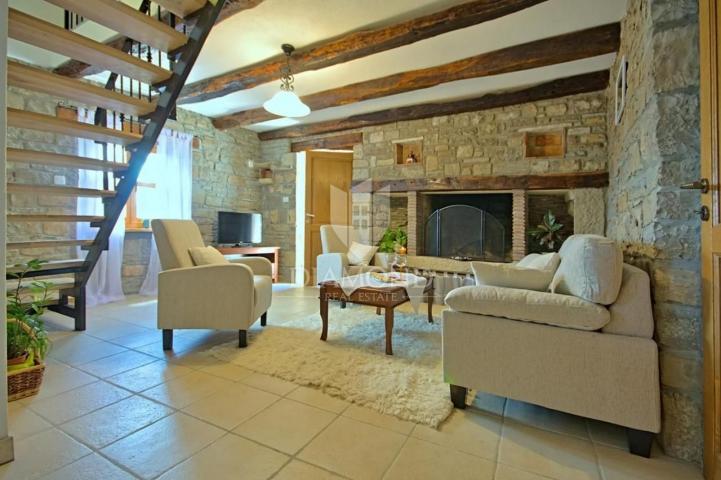 Oprtalj okolica, villa sa bazenom na mirnoj lokaciji 