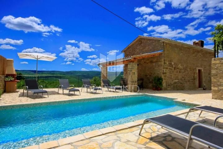 Oprtalj okolica, villa sa bazenom na mirnoj lokaciji 