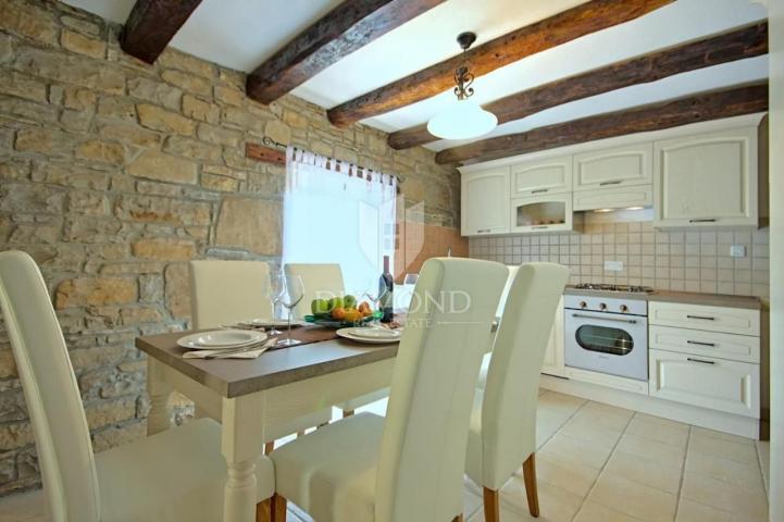Oprtalj okolica, villa sa bazenom na mirnoj lokaciji 