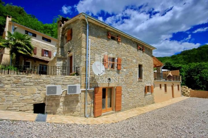Oprtalj okolica, villa sa bazenom na mirnoj lokaciji 