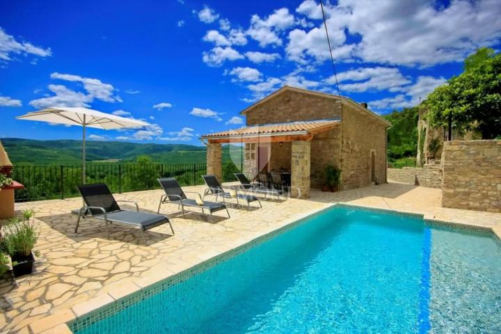 Oprtalj okolica, villa sa bazenom na mirnoj lokaciji 