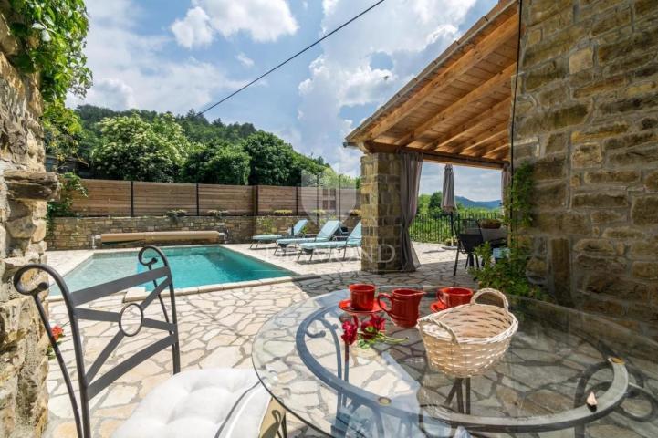 Oprtalj okolica, villa sa bazenom na mirnoj lokaciji 