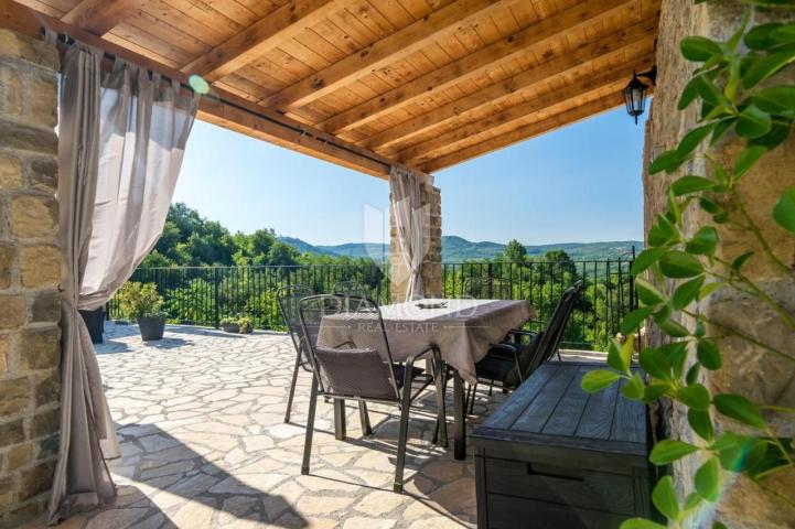 Oprtalj okolica, villa sa bazenom na mirnoj lokaciji 