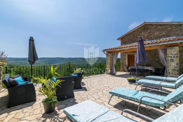 Oprtalj okolica, villa sa bazenom na mirnoj lokaciji 