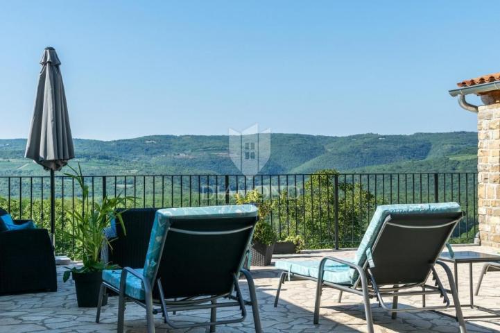 Oprtalj okolica, villa sa bazenom na mirnoj lokaciji 